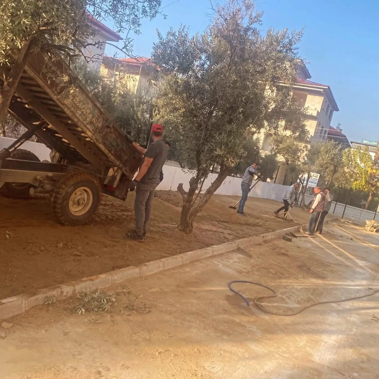 SARIGÖL DÖRT EYLÜL İLKOKULU’NDA YAPILAN ÇEVRE DÜZENLEME ÇALIŞMALARIYLA OKUL BAHÇESİ PARKE...