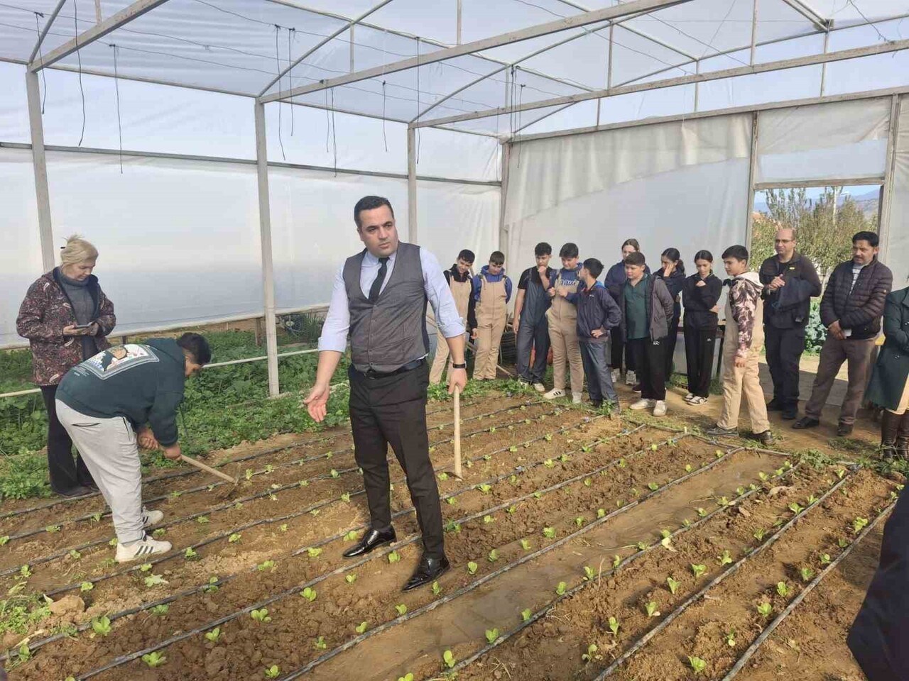 SARIGÖL KAYMAKAMI HALİL DALAK, İLÇEDE DÜZENLENEN "ATÖLYEDE BİR GÜN" ETKİNLİĞİNE KATILARAK...