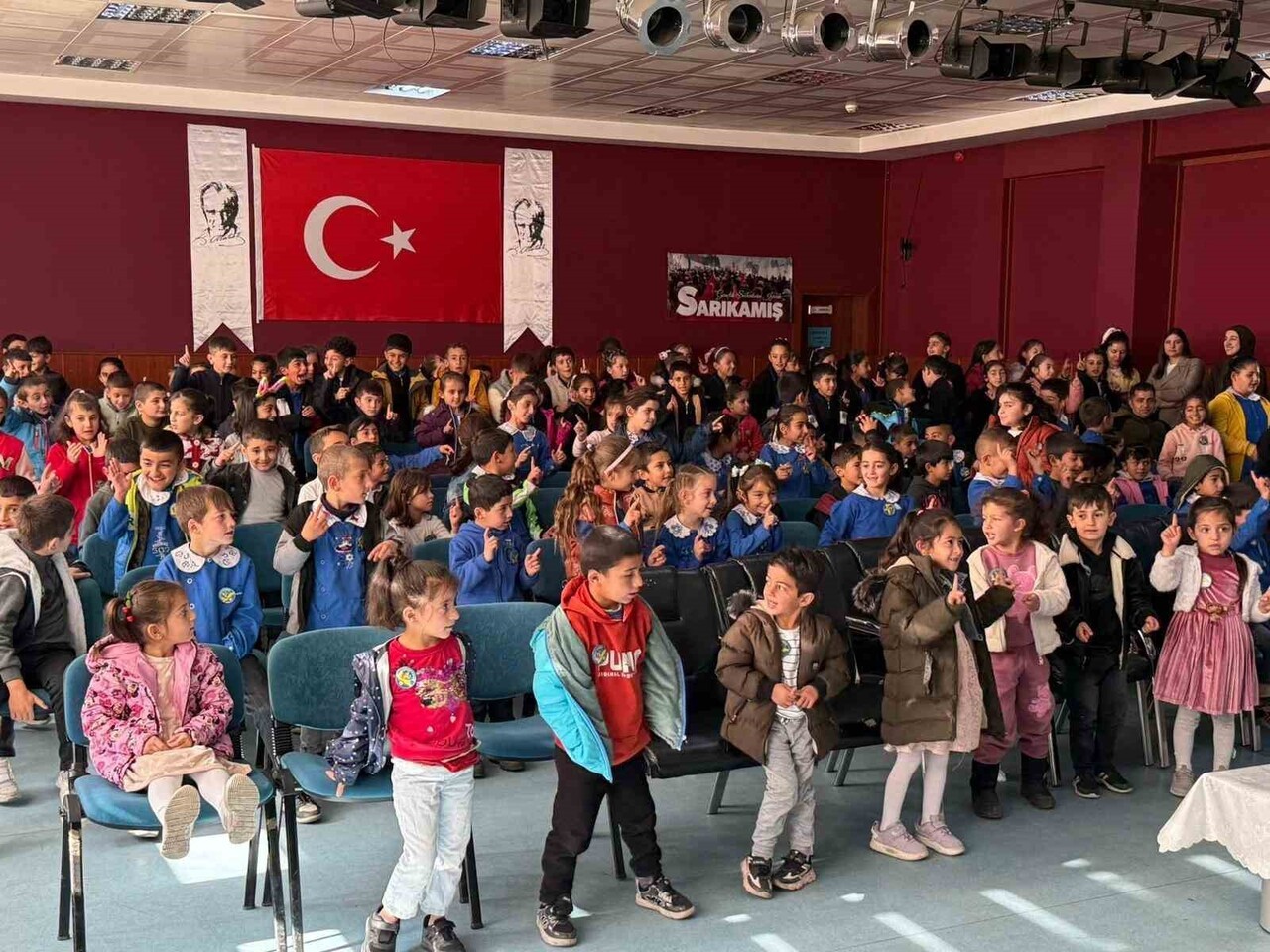 SARIKAMIŞ’TA “ŞARKILI ORMAN” OYUNUNA MİNİKLERDEN YOĞUN İLGİ(KARS-İHA)