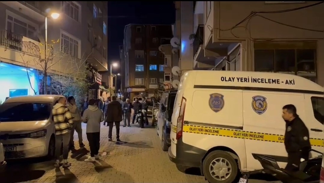 SARIYER'DE, YOLDA YÜRÜRKEN SİLAHLI SALDIRIYA UĞRAYAN BİR KİŞİ YARALANDI. KAÇAN SALDIRGANIN...