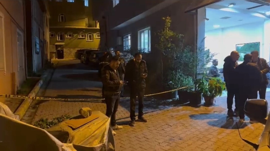 SARIYER'DE, YOLDA YÜRÜRKEN SİLAHLI SALDIRIYA UĞRAYAN BİR KİŞİ YARALANDI. KAÇAN SALDIRGANIN...