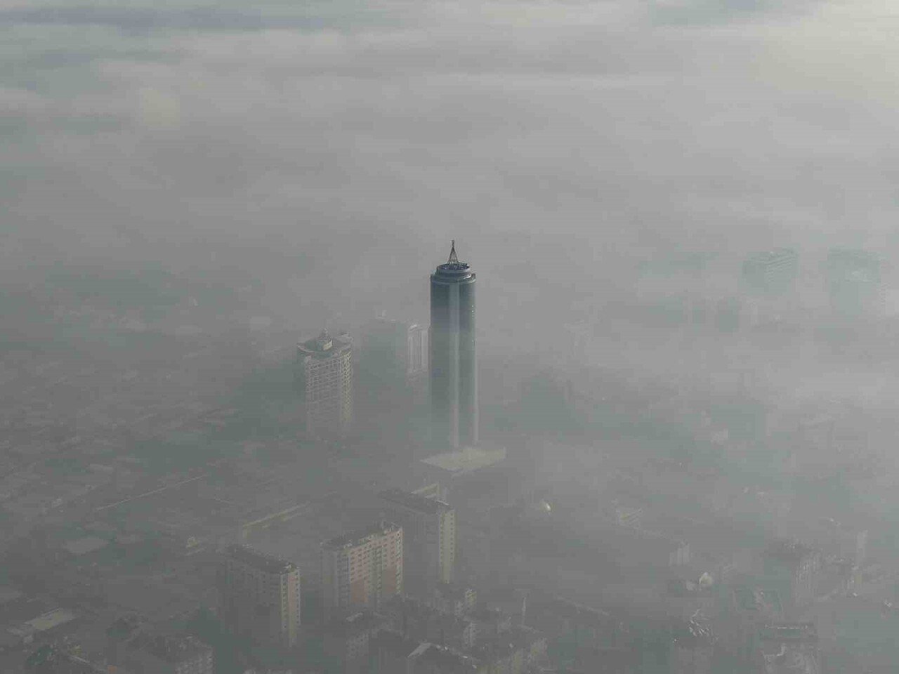 ŞEHRİN BİRÇOK NOKTASINDA ETKİLİ OLAN SİS NEDENİYLE KENT MERKEZİNDEKİ BİNALAR DA YER YER GÖRÜNMEZ...