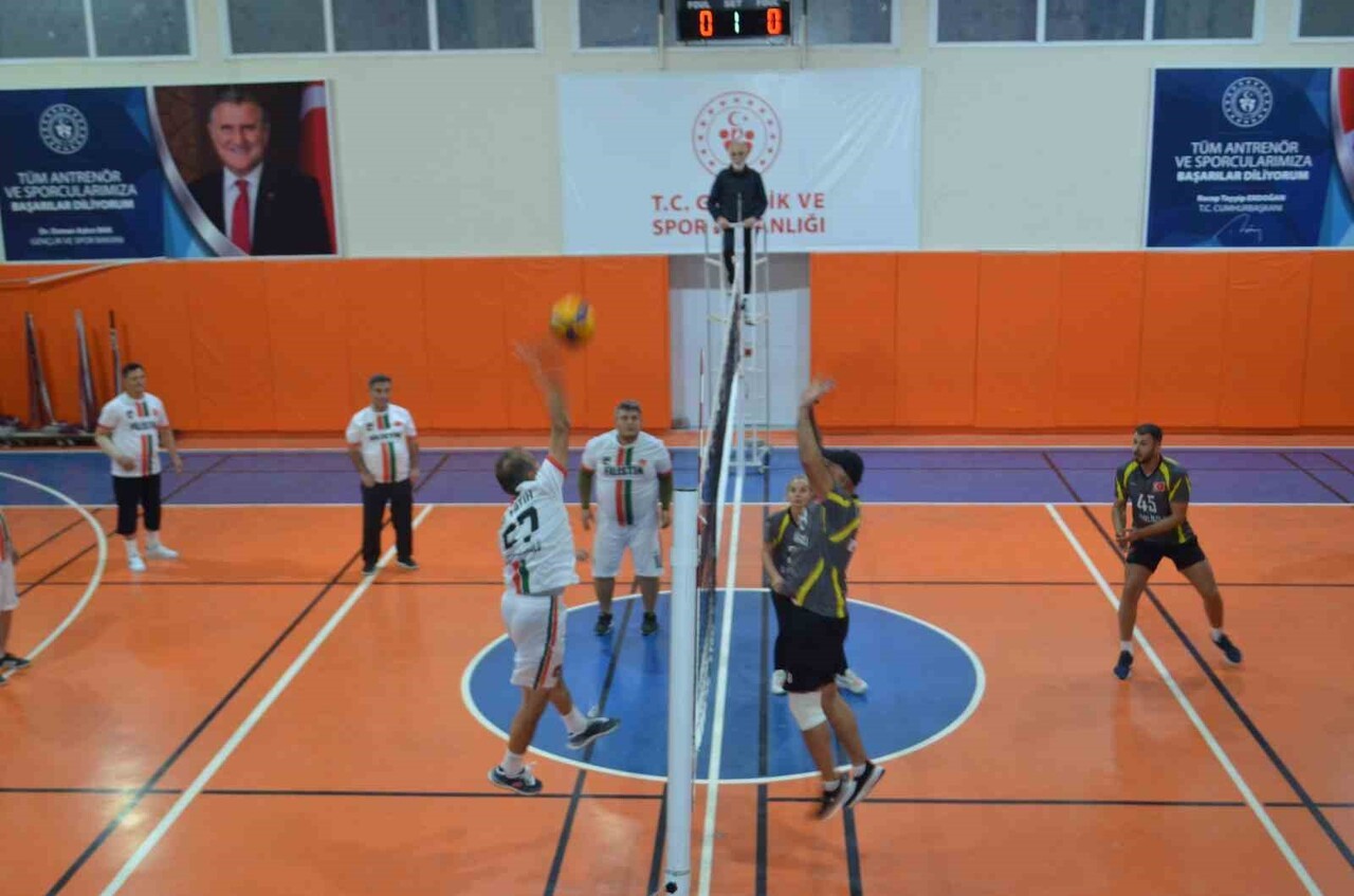 SELENDİ’DE ÖĞRETMENLER GÜNÜ VOLEYBOL TURNUVASI’NIN ŞAMPİYONU ATATÜRK İLKOKULU OLDU.