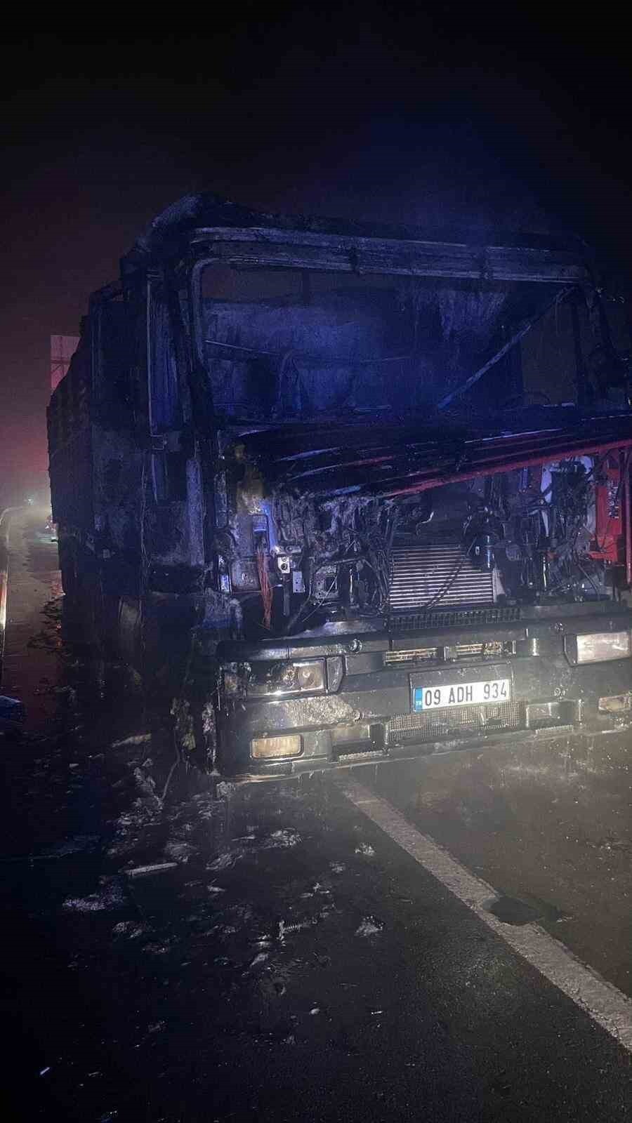 SEYİR BİR ANDA ALEV ALAN TIR KÜL OLDU