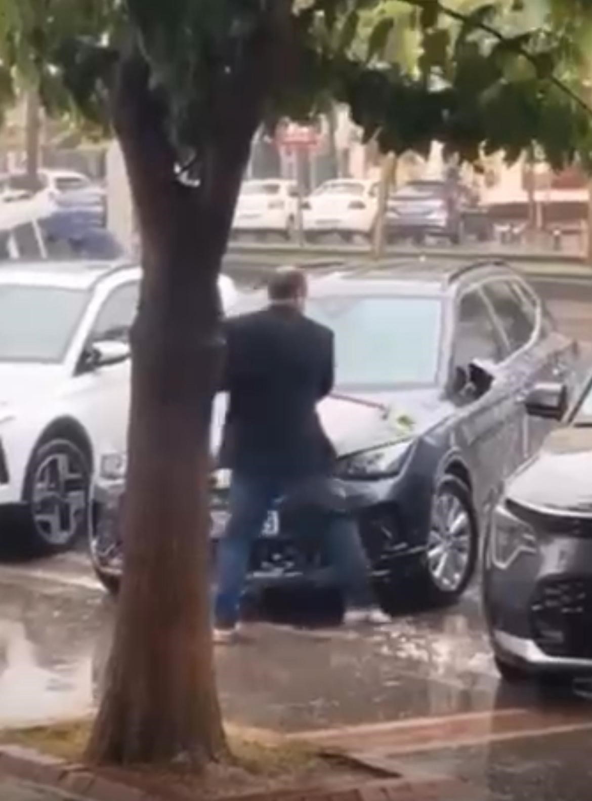 ŞİDDETLİ SAĞANAK YAĞMURUN ETKİLİ OLDUĞU BATMAN'DA İLGİNÇ ANLAR KAMERALARA YANSIDI. ŞEHİR...