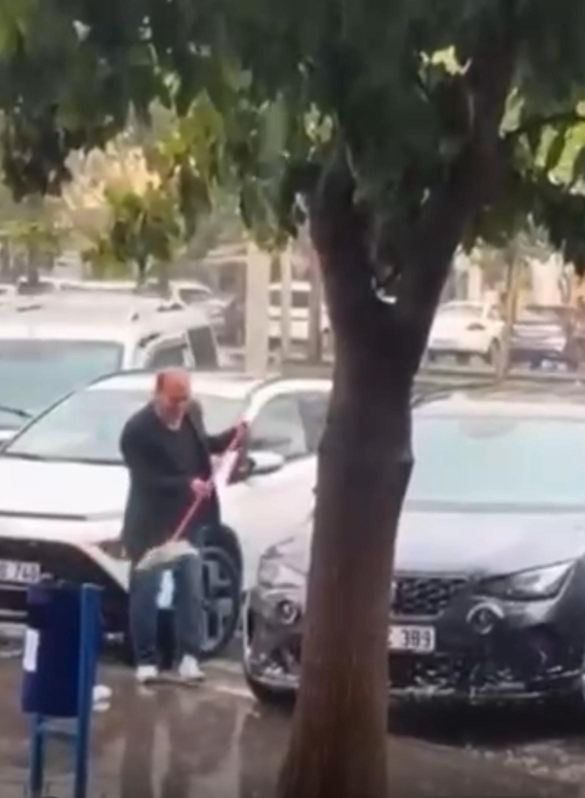 ŞİDDETLİ SAĞANAK YAĞMURUN ETKİLİ OLDUĞU BATMAN'DA İLGİNÇ ANLAR KAMERALARA YANSIDI. ŞEHİR...