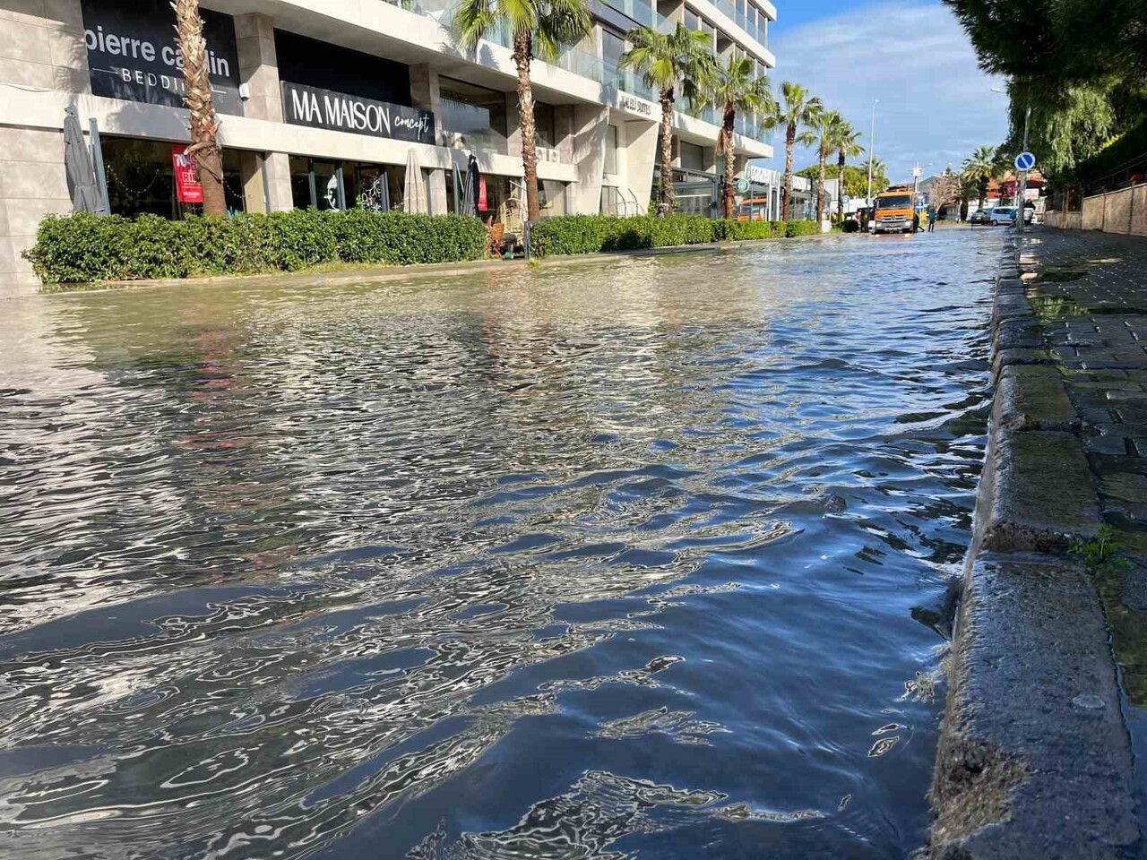 ŞİDDETLİ YAĞIŞIN ETKİLİ OLDUĞU ÇEŞME’DE DENİZ SEVİYESİNİN YÜKSELMESİ VE TAHLİYE HATLARININ...