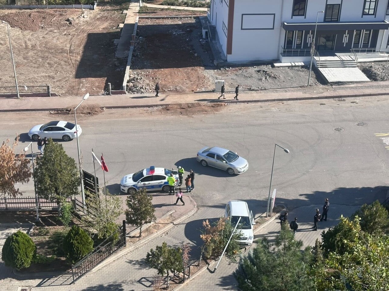 SİİRT'İN KURTALAN İLÇESİNDE HASTANE BAHÇESİNE GİRİŞ YAPMAK İSTEYEN REFÜJE ÇIKTI.