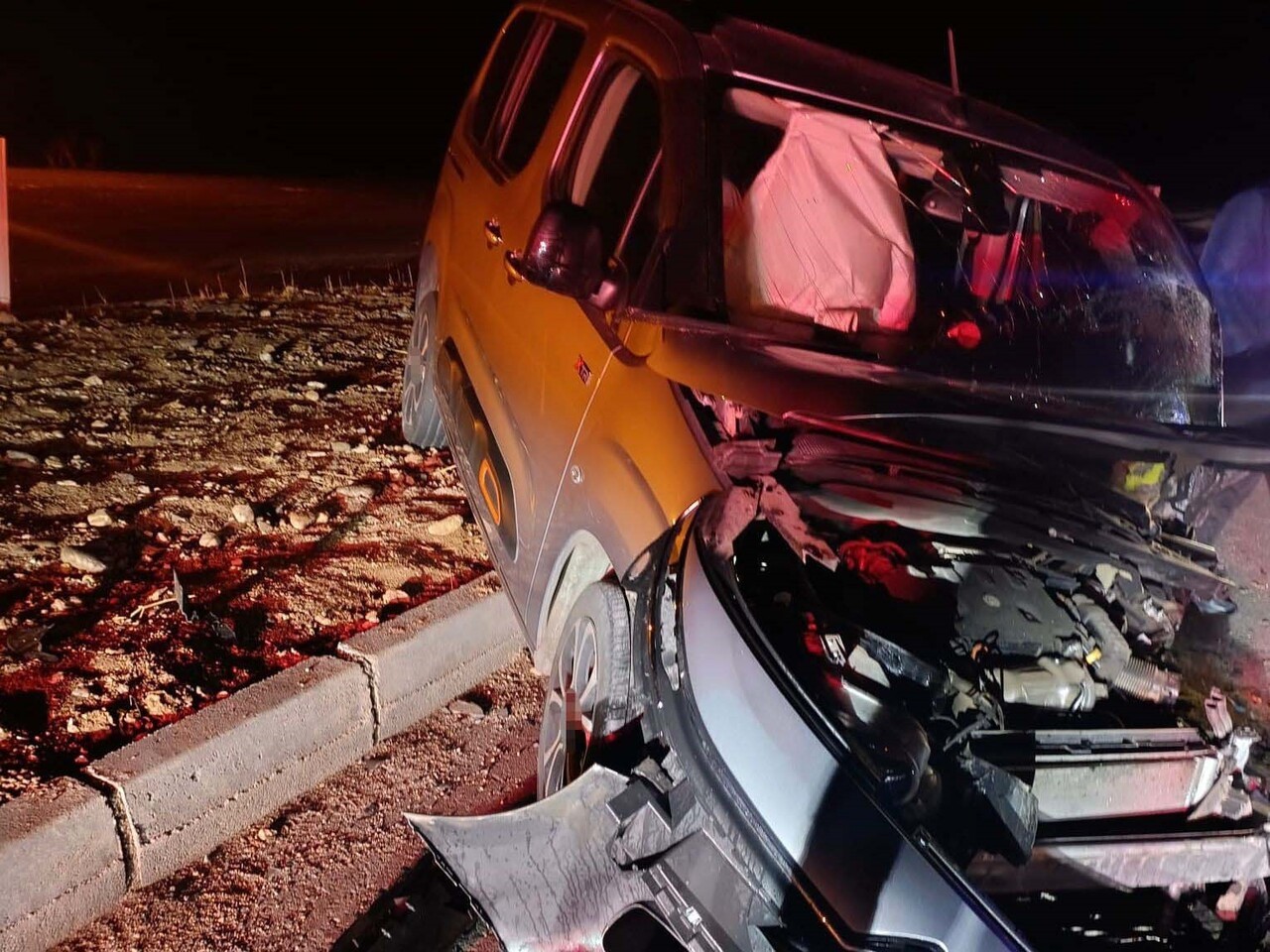 SİİRT'İN KURTALAN İLÇESİNDE OTOMOBİL İLE HAFİF TİCARİ ARACIN ÇARPIŞTIĞI KAZADA 2 KİŞİ AĞIR...