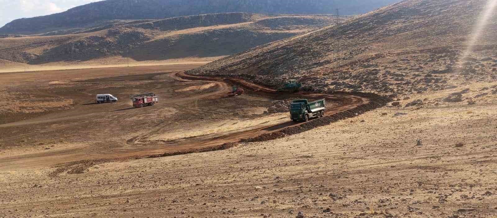 SİİRT'İN PERVARİ İLÇESİNDE TAŞKIN RİSKİNİ AZALTMA VE TAŞ TAHKİMAT ÇALIŞMALARI...