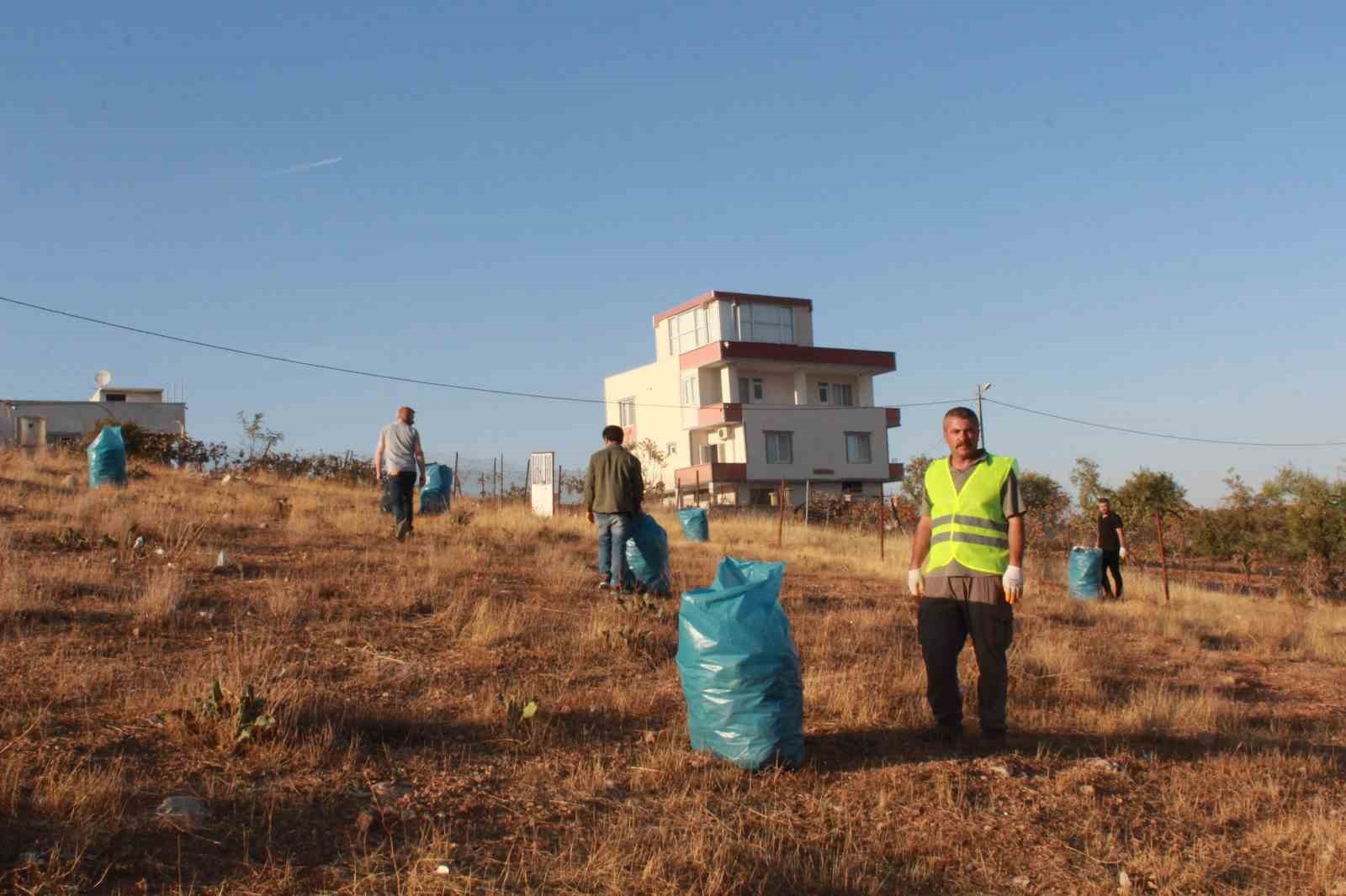 SİİRT'TE 5 ARKADAŞ, ÇEVRE BİLİNCİNİ İNSANLARA AŞILAMAK İÇİN GÖNÜLLÜ OLARAK TOPLU ALANLARDA YAPMIŞ...