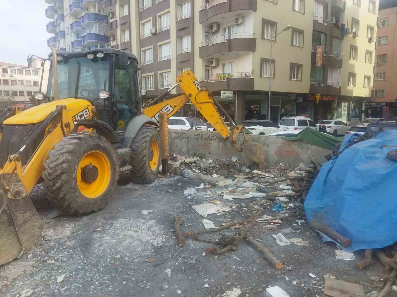 SİİRT BELEDİYESİ TEMİZLİK İŞLERİ MÜDÜRLÜĞÜ EKİPLERİ, KENT GENELİNDE ÇEVRE KİRLİLİĞİNİ ÖNLEMEK VE...