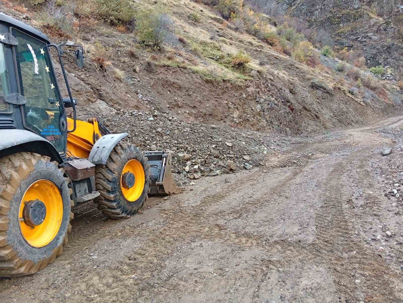 SİİRT’İN PERVARİ İLÇESİNDE SAĞANAK YAĞIŞ NEDENİYLE HEYELAN SONUCU KAPANAN YOL ULAŞIMA...