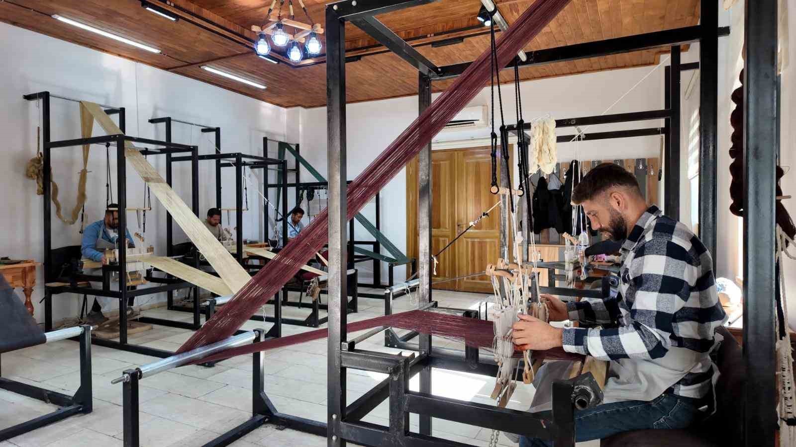 SİİRT OLGUNLAŞMA ENSTİTÜSÜNDE GÜNEYDOĞU'YA ÖZGÜ DOĞAL TİFTİKTEN ÜRETİLEN TESCİLLİ ŞAL ŞEPİK...