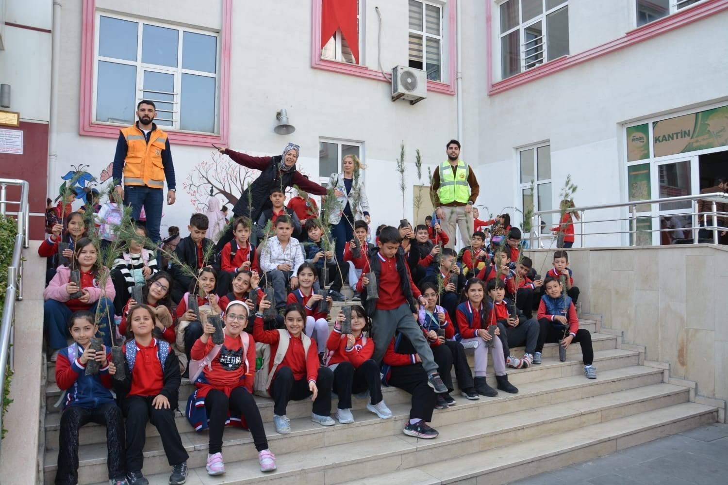 SİİRT ORMAN İŞLETME MÜDÜRLÜĞÜ EKİPLERİ, İLKOKUL ÖĞRENCİLERİNE FİDAN DAĞITTI.