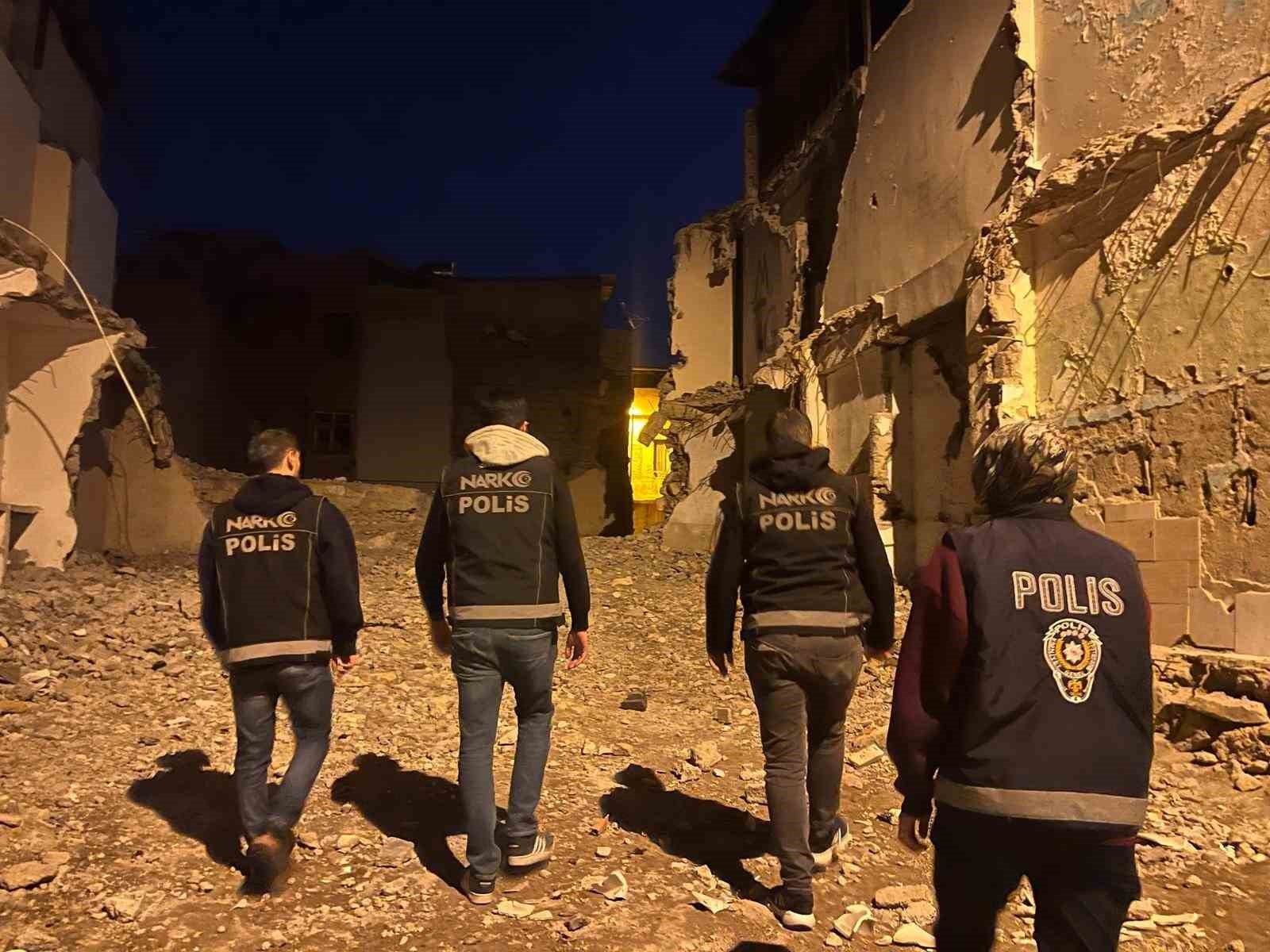 SİİRT’TE 5 ALANDA YAPILAN "NARKOALAN" UYGULAMASINDA ÇOK SAYIDA ARAÇ, ŞAHIS, PARK BE BAHÇELER DİDİK...