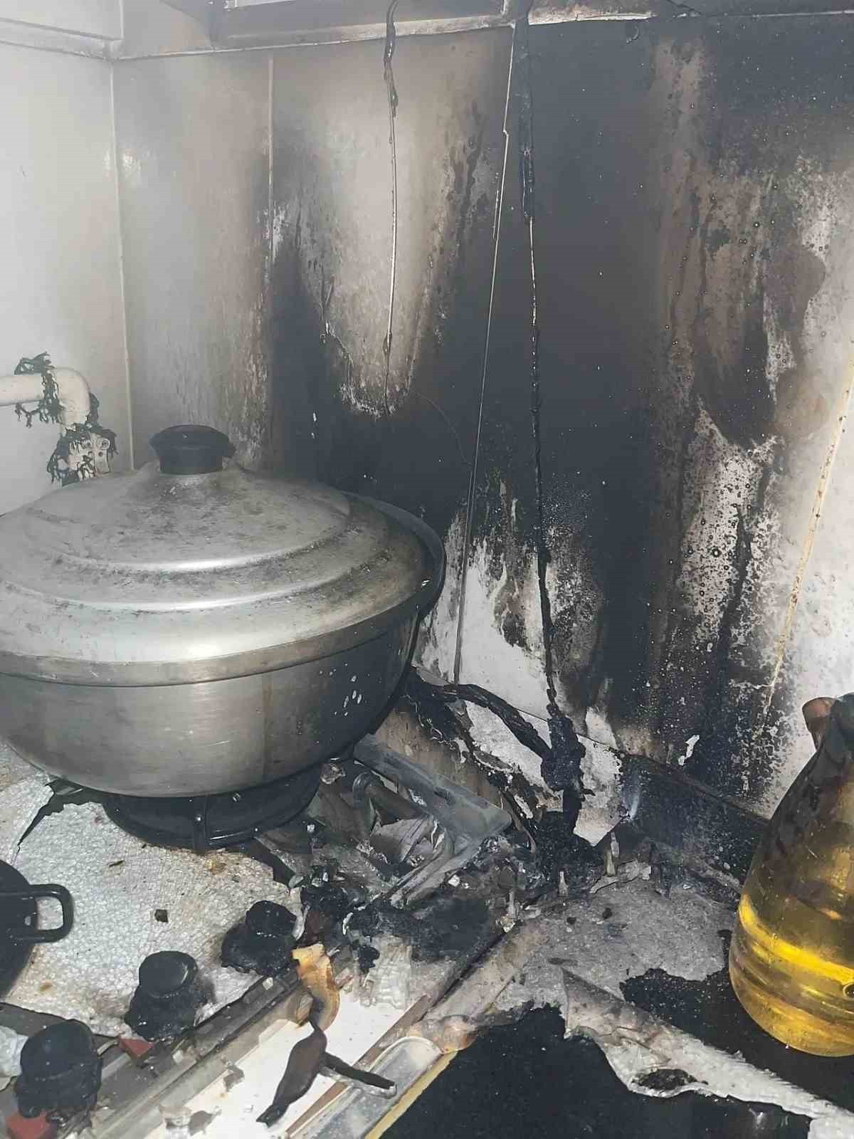 SİİRT’TE BİR EVDE ÇIKAN YANGIN İTFAİYE EKİPLERİNİN MÜDAHALESİYLE SÖNDÜRÜLDÜ.