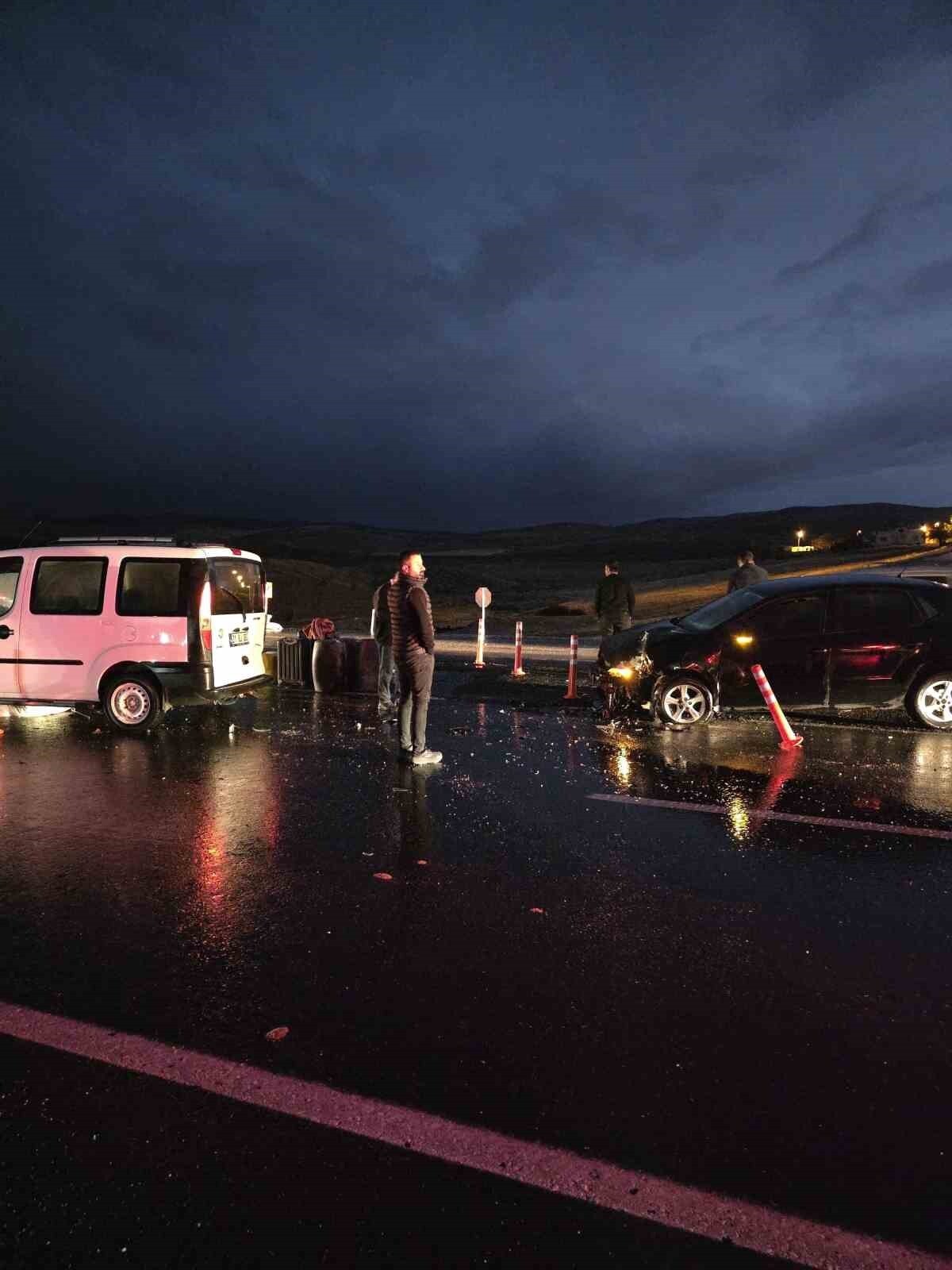 SİİRT’TE HAFİF TİCARİ ARAÇ İLE OTOMOBİLİN ÇARPIŞMASI SONUCU MADDİ HASAR OLUŞTU.