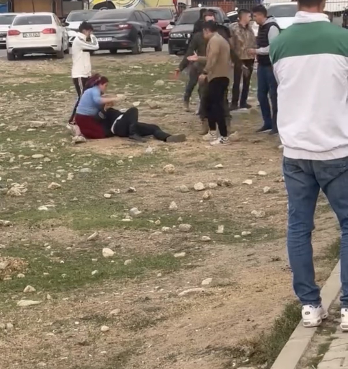 SİİRT’TE İKİ GRUP ARASINDA ÇIKAN SİLAHLI KAVGADA 2 KİŞİ YARALANDI.