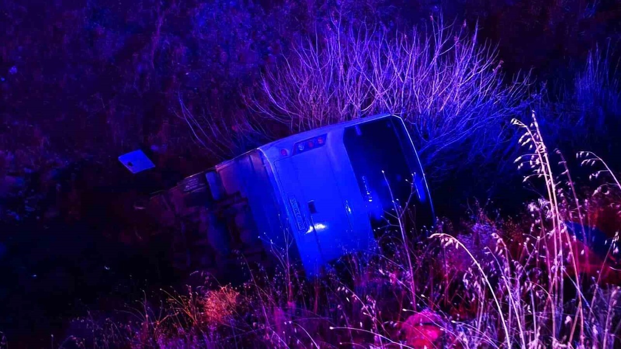 SİİRT’TE İŞÇİLERİ TAŞIYAN OTOBÜS DEVRİLDİ: 17 YARALI