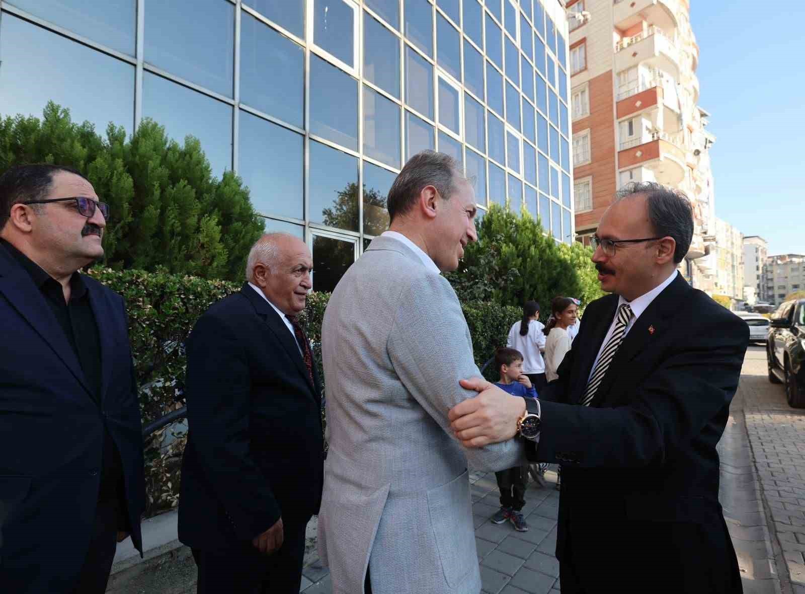 SİİRT VALİSİ VE BELEDİYE BAŞKAN VEKİLİ DR. KEMAL KIZILKAYA, SİİRT TİCARET VE SANAYİ ODASI’NI...