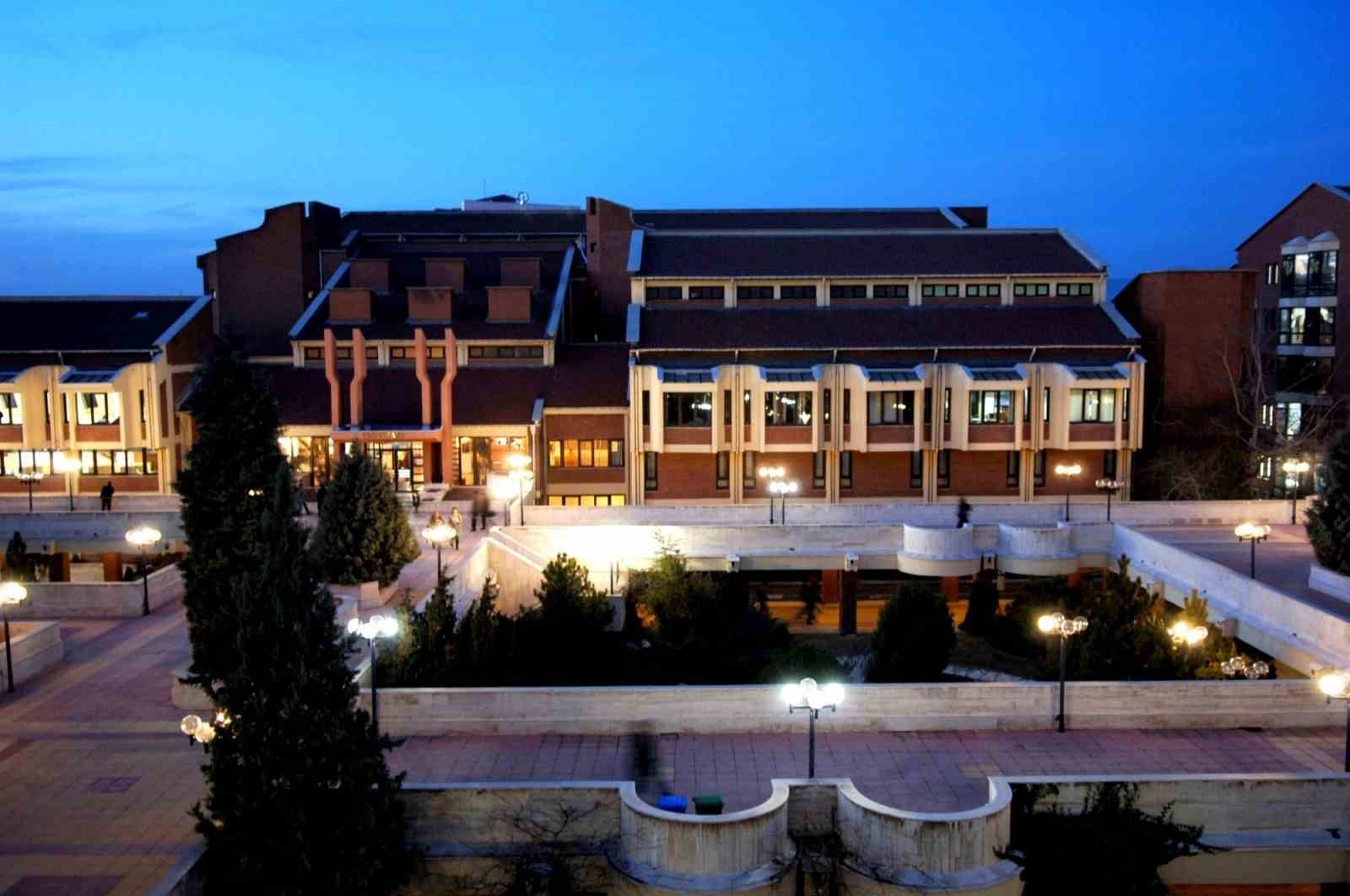 SINAV HAFTASINDA EN YOĞUN GÜNLERİNİ YAŞAYAN ANADOLU ÜNİVERSİTESİ KÜTÜPHANESİ, 7/24 HİZMET VEREREK...