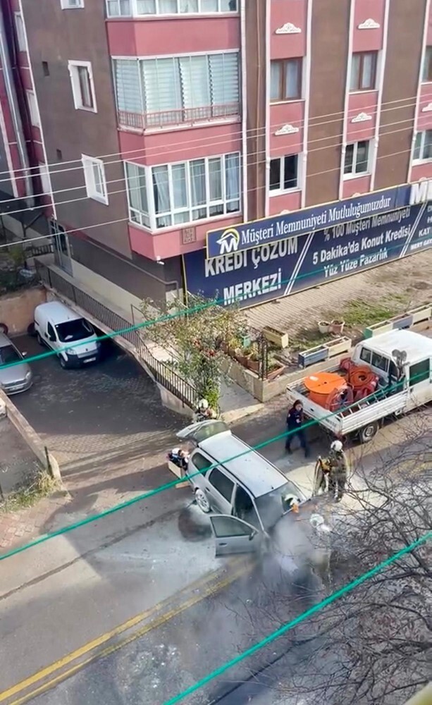 SİNCAN İLÇESİNDE BİR OTOMOBİLDE ÇIKAN YANGIN,  İTFAİYE EKİPLERİNİN MÜDAHALESİYLE...