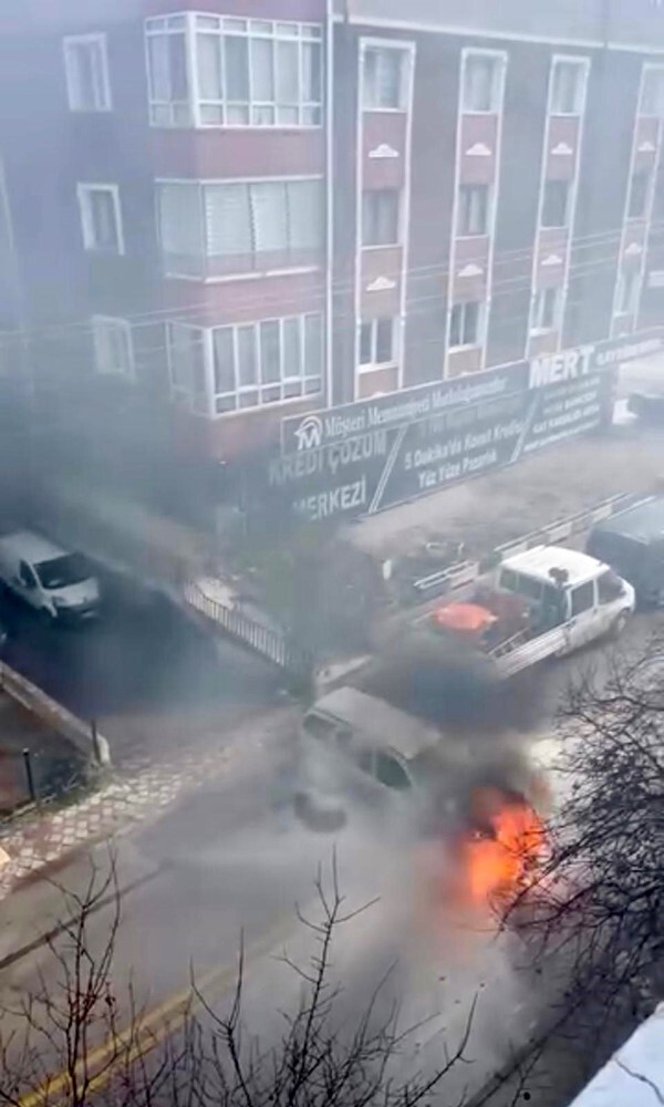 SİNCAN İLÇESİNDE BİR OTOMOBİLDE ÇIKAN YANGIN,  İTFAİYE EKİPLERİNİN MÜDAHALESİYLE...