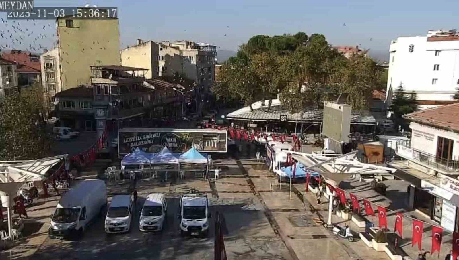 SINDIRGI'DA MEYDANA GELEN 4.9 BÜYÜKLÜĞÜNDEKİ DEPREM, ŞEHİR MEYDANINDAKİ KAMERALARA YANSIDI.