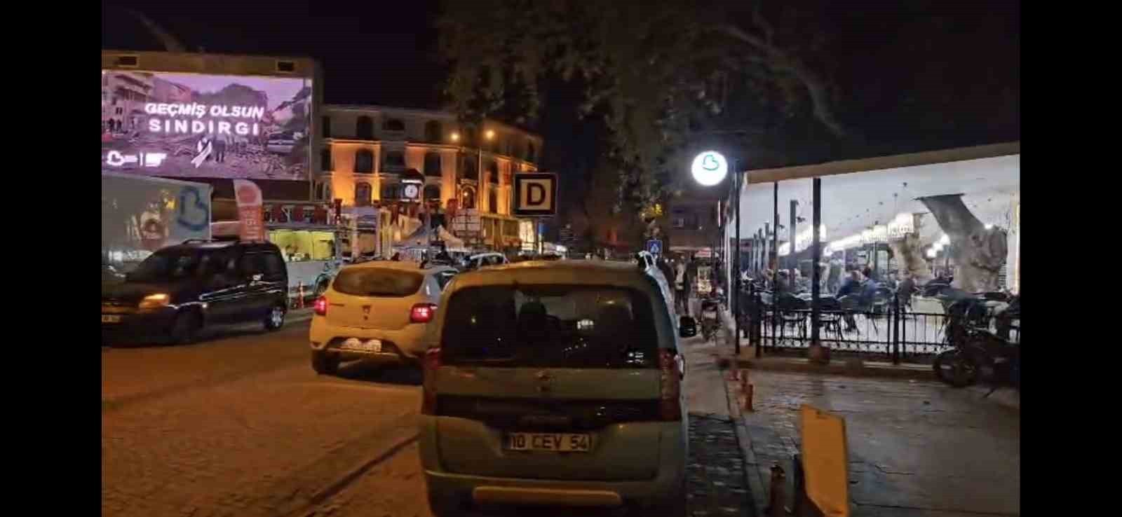 SINDIRGI'DAKİ DEPREM KISA SÜRELİ PANİĞE YOLAÇTI