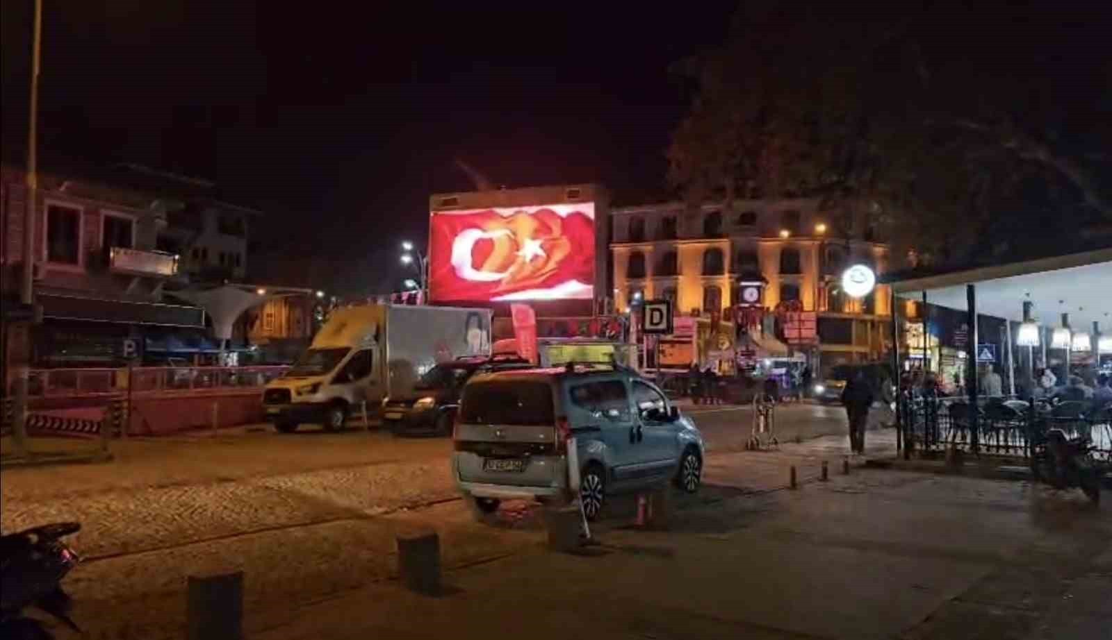 SINDIRGI'DAKİ DEPREM KISA SÜRELİ PANİĞE YOLAÇTI