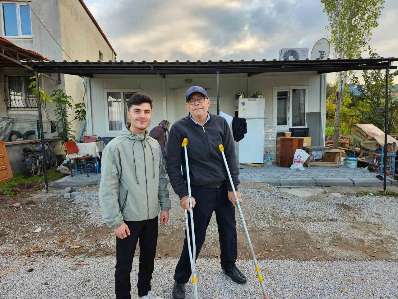 SINDIRGI’DA DEPREM SONRASI YARALAR SARILIYOR