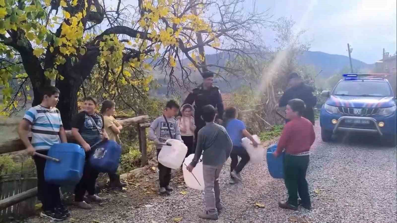 SİNOP'TA GÖREVE GİDEN JANDARMA EKİPLERİNİN YOLU, KÖYÜN ÇOCUKLARI TARAFINDAN KESİLDİ. KÜÇÜKLER...