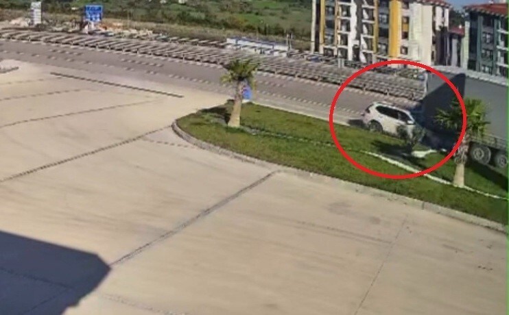 SİNOP'TA YOL KENARINDA DURAN TIRA ARKADAN ÇARPAN OTOMOBİLİN SÜRÜCÜSÜ HAYATINI KAYBETTİ. KAZA...