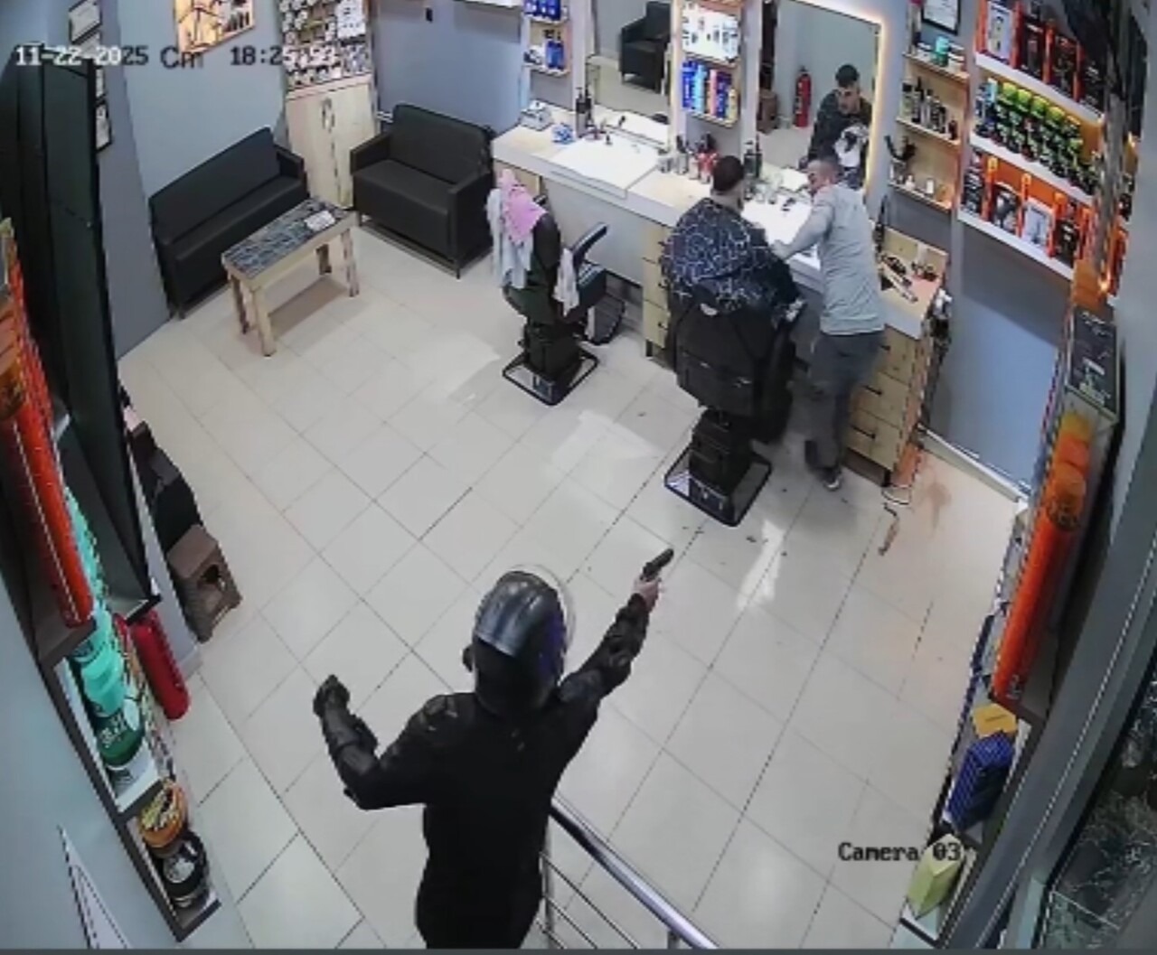 SİNOP'UN AYANCIK İLÇESİNDE MOTOSİKLETLİ 2 KİŞİ, BERBER DÜKKANINA SİLAHLI SALDIRI DÜZENLEDİ....