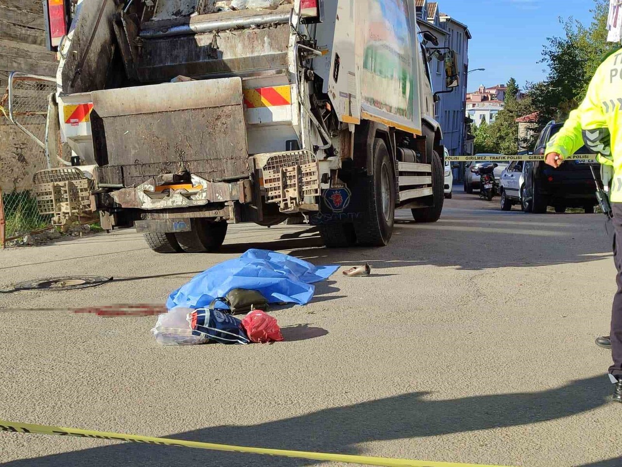 SİNOP BELEDİYESİ'NE AİT ÇÖP KAMYONU, ÇÖP TOPLAMA İŞLEMİNİN ARDINDAN YENİDEN HAREKET ETTİĞİ SIRADA...