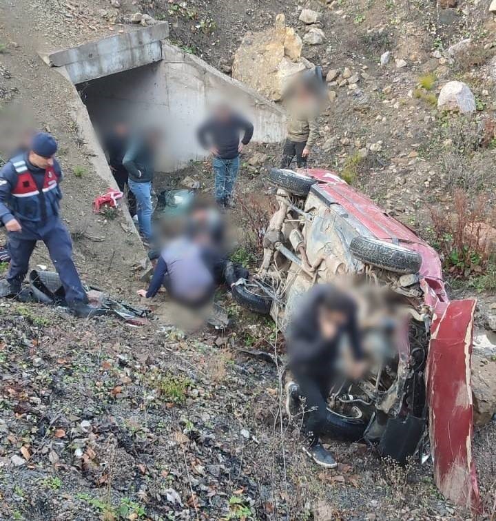 SİNOP’UN AYANCIK İLÇESİNDE DİREKSİYON HAKİMİYETİNİ KAYBEDEN OTOMOBİLİN UÇURUMA YUVARLANMASIYLA...