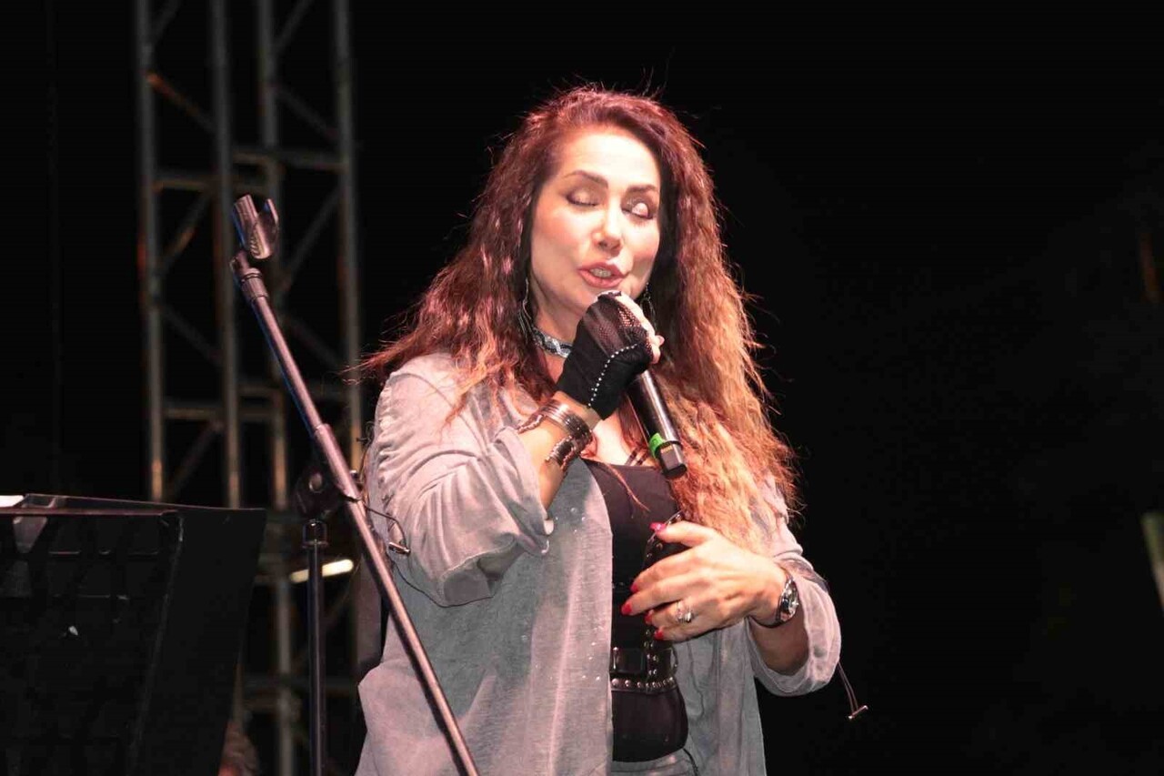 ŞIRNAK'IN CİZRE İLÇESİNDE DÜZENLENEN "CİZRE KİTAP FUARI" PROGRAMI KAPSAMINDA SES SANATÇISI ROJİN...