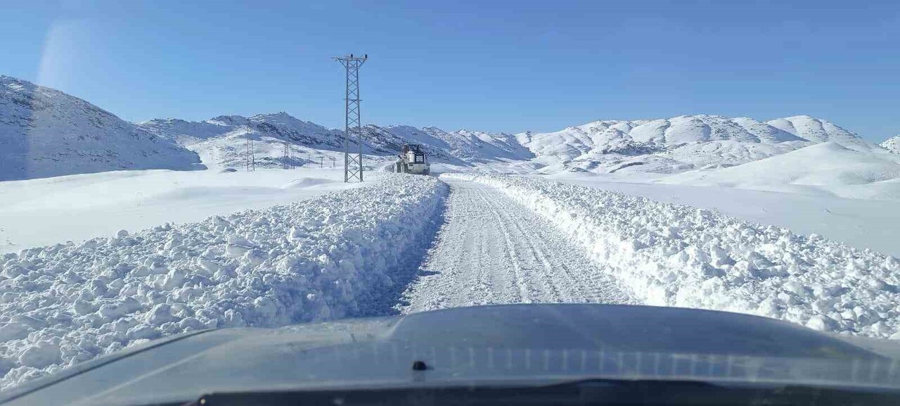 ŞIRNAK'TA SON GÜNLERDE ETKİLİ OLAN YAĞIŞLAR NEDENİ İLE KAR KALINLIĞI 1 METREYİ AŞTI.