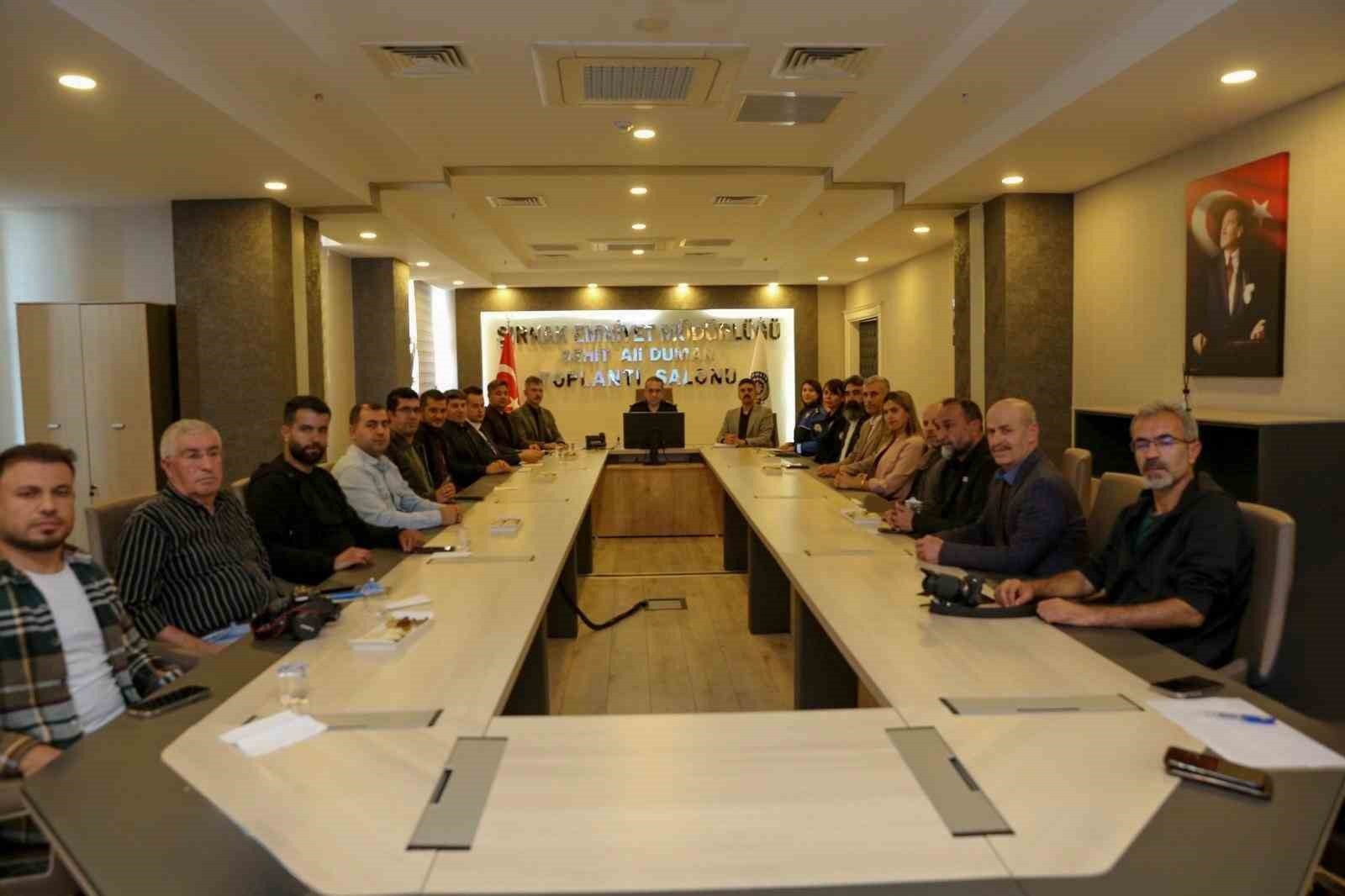ŞIRNAK İL EMNİYET MÜDÜRÜ VOLKAN SAZAK, KENTTE GÖREV YAPAN ULUSAL VE YEREL MEDYA MENSUPLARIYLA BİR...
