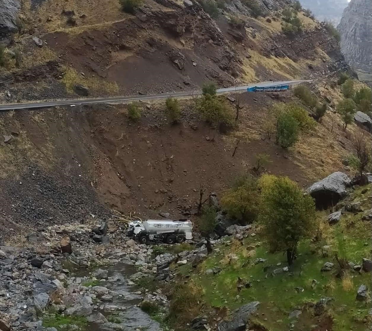 ŞIRNAK’IN ULUDERE İLÇESİNDE UÇURUMDAN YUVARLANAN SU TANKERİNİN SÜRÜCÜSÜ YARALANDI