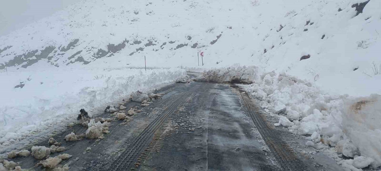 ŞIRNAK’TA 3 GÜNDÜR ETKİLİ OLAN KAR YAĞIŞI SONRASI BİR ÇOK KÖY YOLU ULAŞIMA KAPANDI. EKİPLERİN...