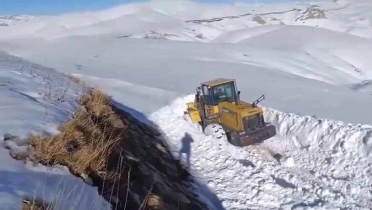 ŞIRNAK’TA KIŞ TAM ANLAMIYLA KENDİNİ HİSSETTİRMEYE BAŞLADI. KAR KALINLIĞI 1 METREYİ GEÇTİ HAVA...