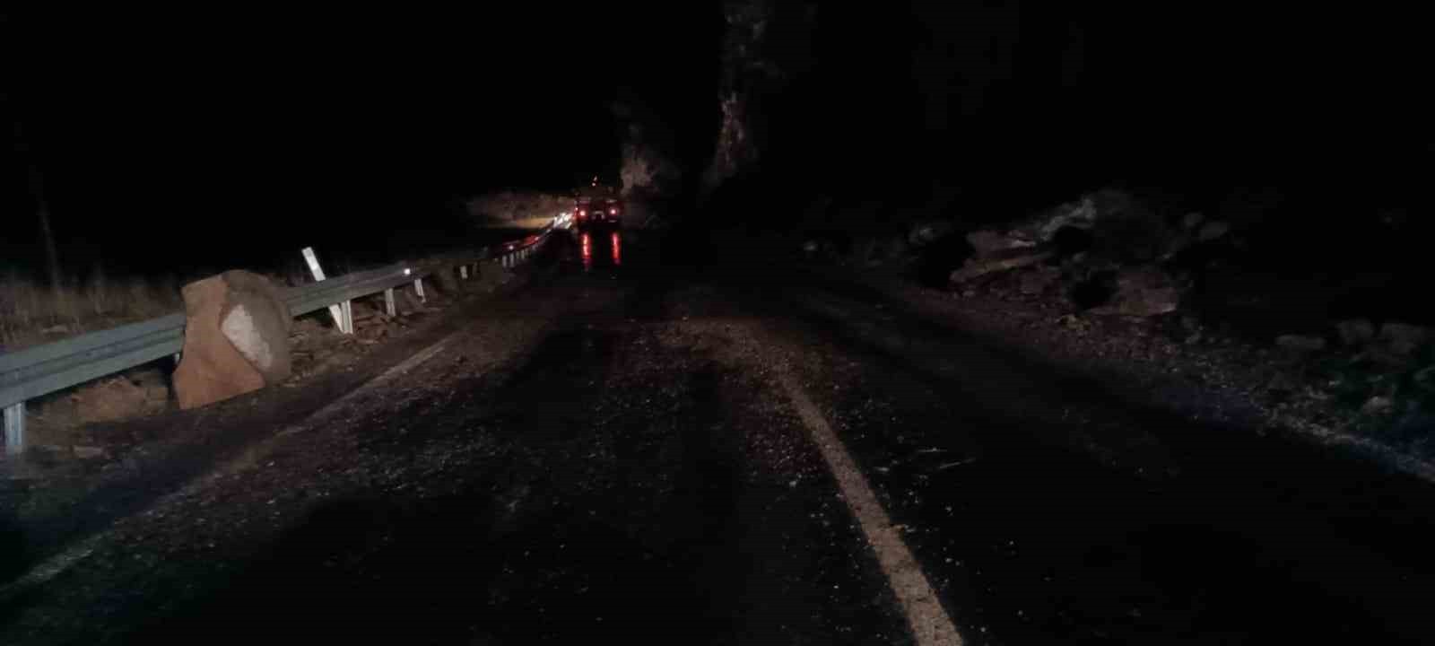 ŞIRNAK’TA ŞİDDETLİ YAĞIŞ SONRASI DAĞDAN KOPAN KAYA PARÇALARI YOLU TRAFİĞE KAPATTI. DEV KAYA...