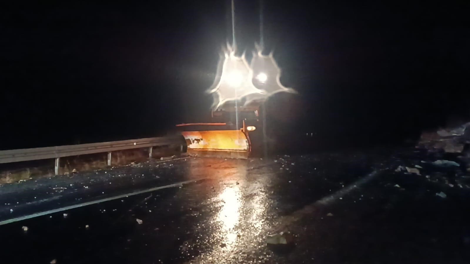 ŞIRNAK’TA ŞİDDETLİ YAĞIŞ SONRASI DAĞDAN KOPAN KAYA PARÇALARI YOLU TRAFİĞE KAPATTI. DEV KAYA...