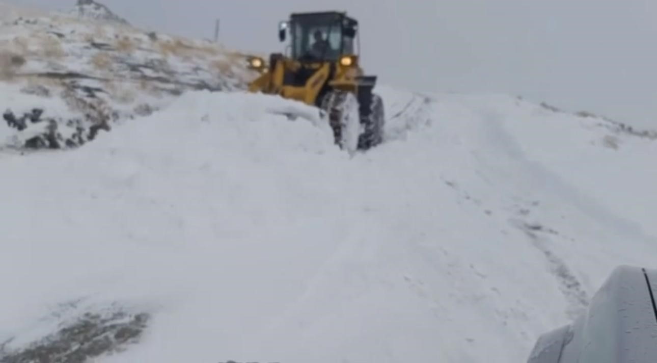 ŞIRNAK’TA YÜKSEK BÖLGELERDE KAR KALINLIĞI 20 SANTİ METREYİ GEÇTİ. KAPALI KÖY YOLLARI...