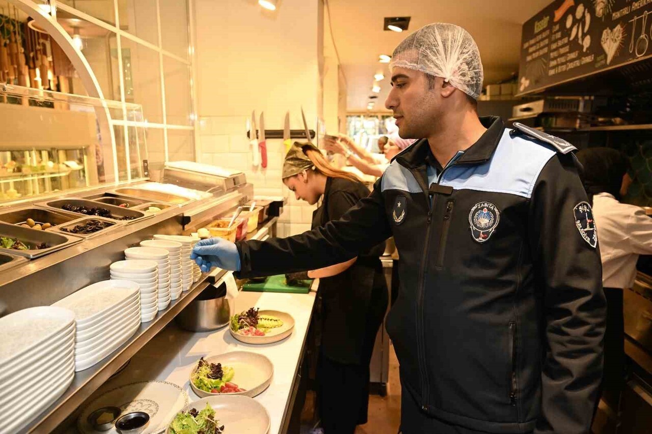 ŞİŞLİ BELEDİYESİ EKİPLERİ BAŞTA DÖNER SATAN İŞLETMELER OLMAK ÜZERE LOKANTA, PASTANE, KAFELERE...