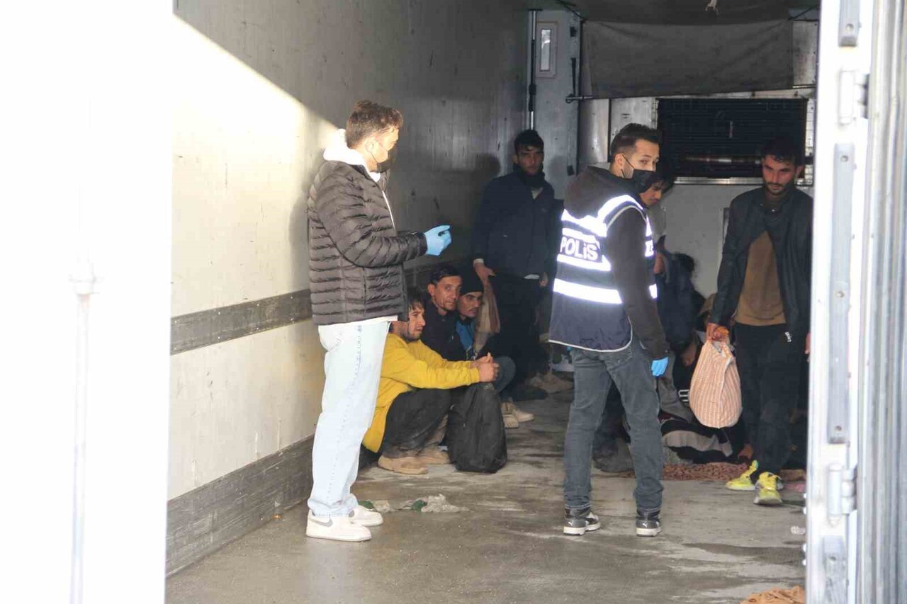 SİVAS'IN SUŞEHRİ İLÇESİ D-100 KARAYOLU ÜZERİNDE GELDİ. YOL ÜZERİNDE ASAYİŞ UYGULAMASI YAPAN...