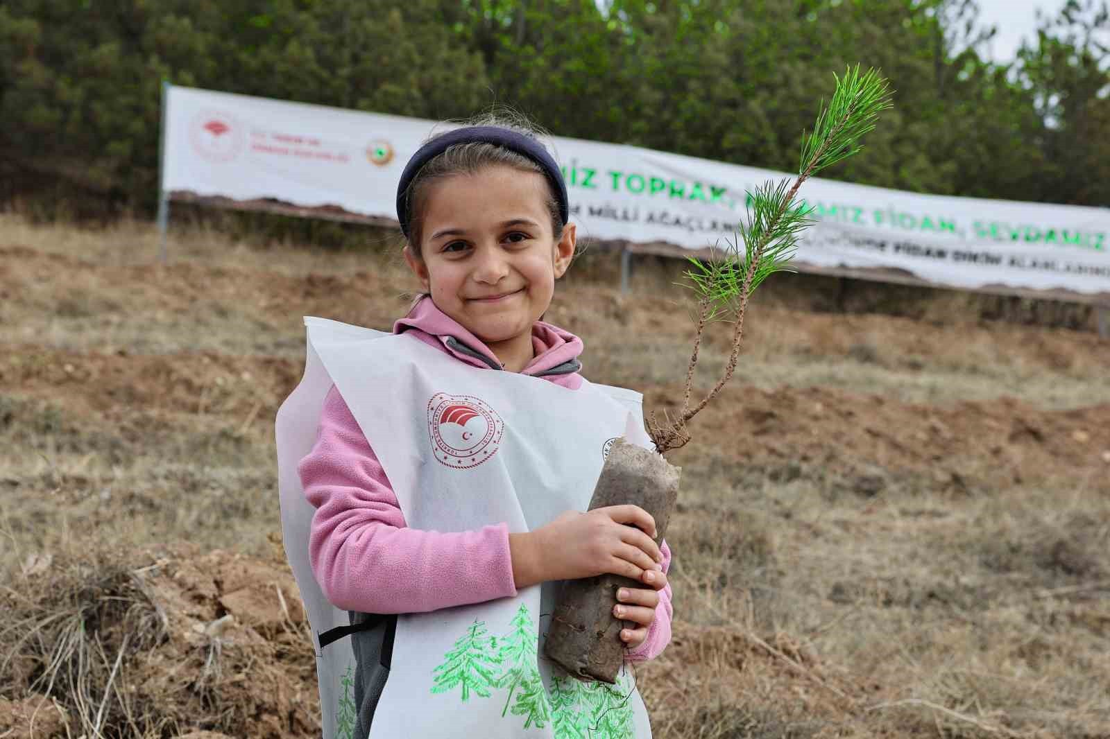 SİVAS'TA 21 FARKLI LOKASYONDA TOPLAM 90 BİN FİDAN TOPRAKLA BULUŞTU.