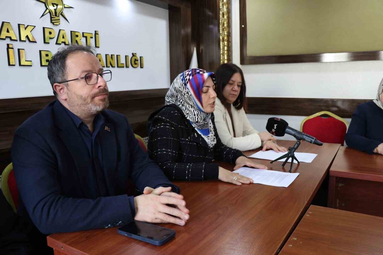 SİVAS AK PARTİ KADIN KOLLARI, 25 KASIM DÜNYA KADINA ŞİDDETLE MÜCADELE GÜNÜ KAPSAMINDA BASIN...